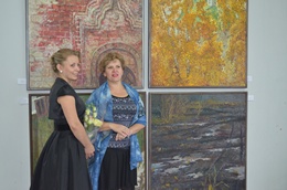 Е. Аблязова, М. Сидорова у работ Е. Облязовой.